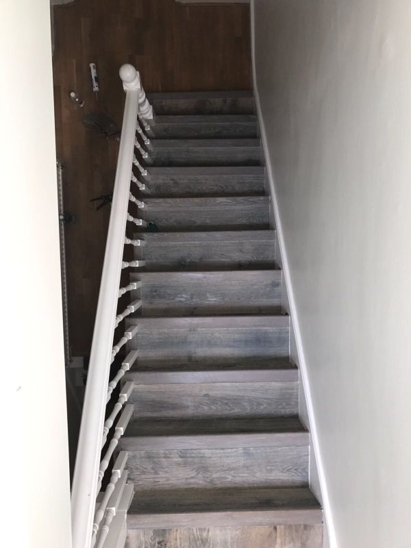 installing-wood-flooring-on-the-stairs