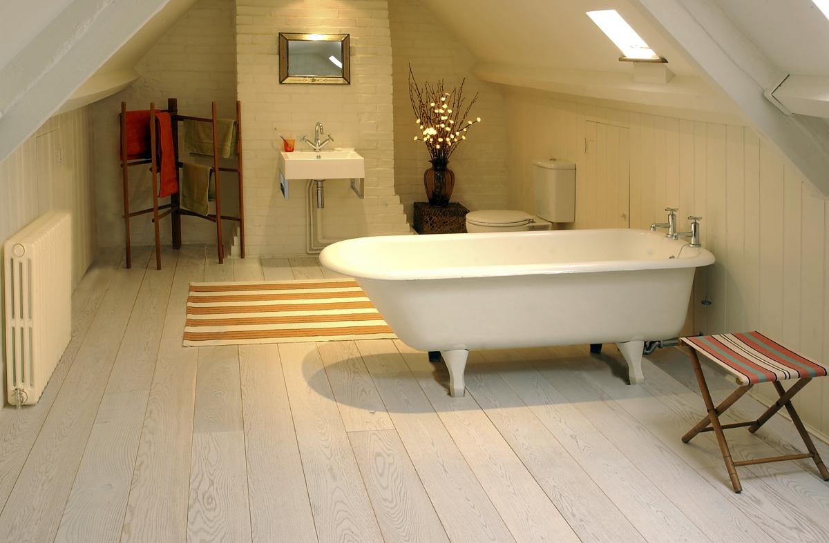 oak-wood-flooring-in-the-bathroom