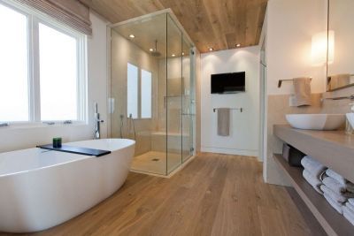 rustic-oak-flooring-in-the-bathroom