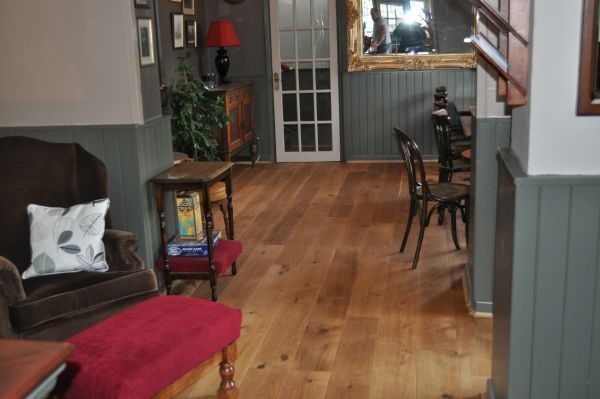 what-is-the-right-wood-flooring-for-restaurants-and-pubs