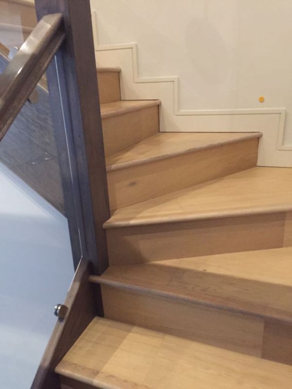 installing-wood-flooring-on-the-stairs