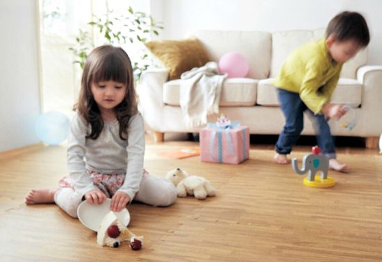 kids-playing-on-the-wooden-floor