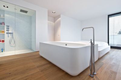 oak-flooring-in-the-bathroon